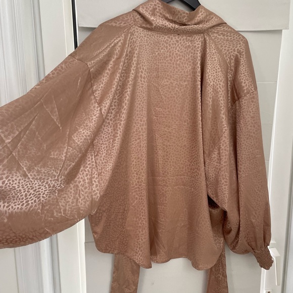 Gorgeous Vici oversized front tie blouse. Never worn. - Picture 8 of 9